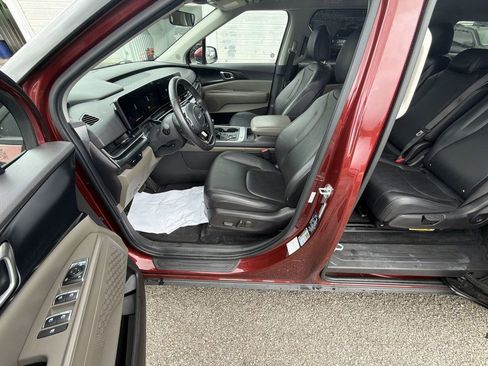 Used 2025 Kia Carnival FWD image 12