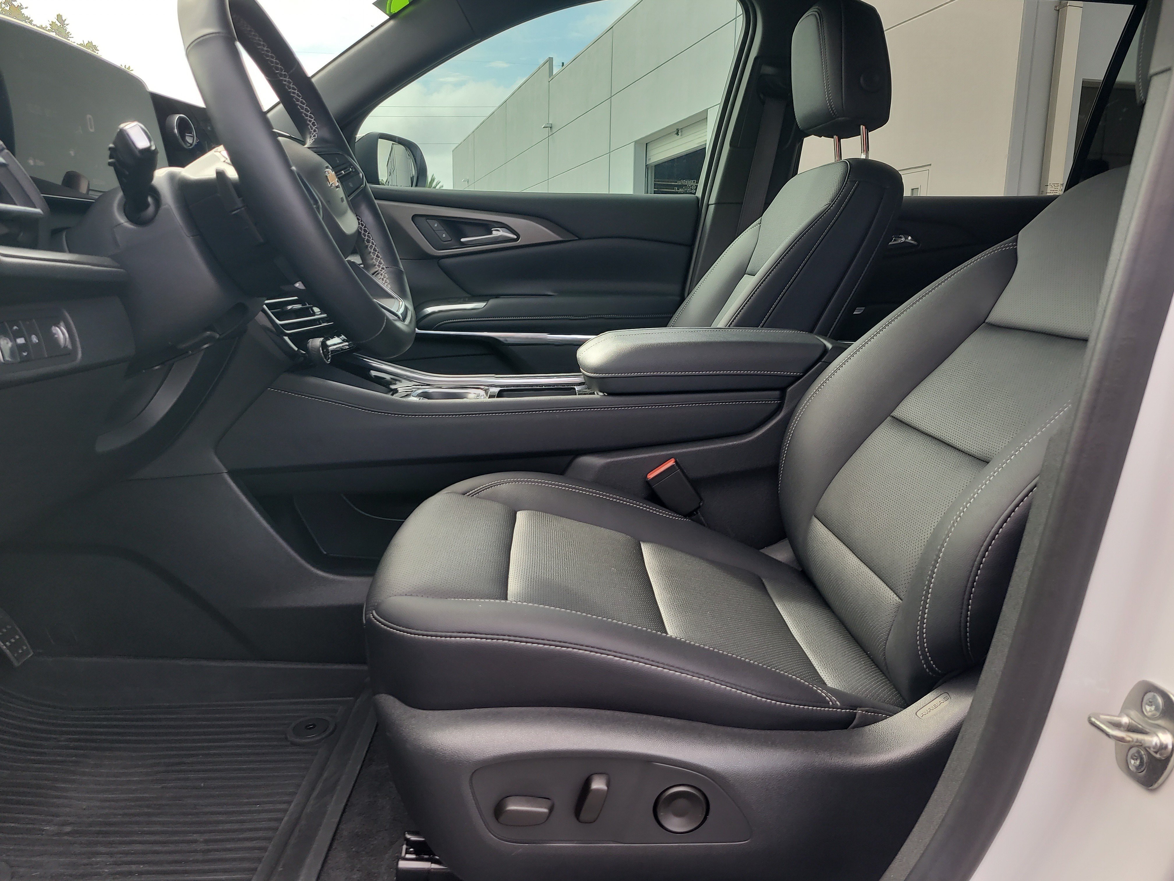 Used 2025 Chevrolet Traverse LT w/ Driver Confidence Package FWD image 16