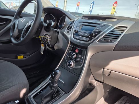 Used 2014 Hyundai Elantra SE image 16