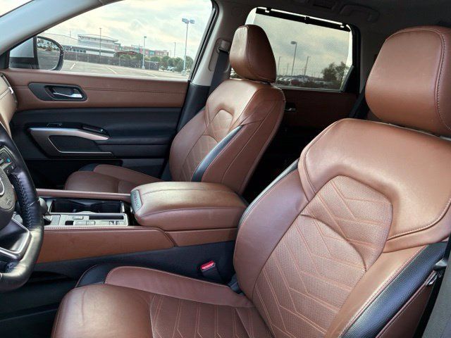 Certified 2024 Nissan Pathfinder Platinum FWD image 11