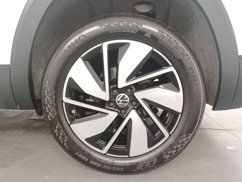 Used 2025 Volkswagen Atlas SE FWD image 9