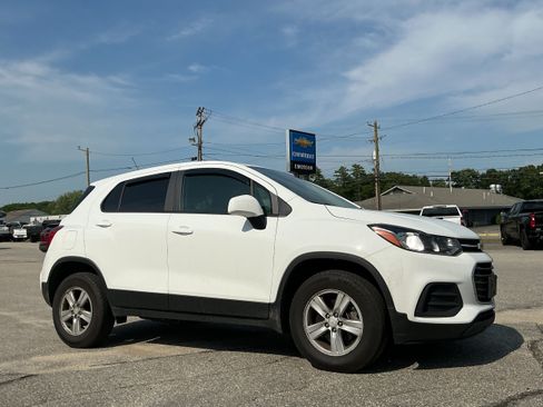 Certified 2022 Chevrolet Trax LS w/ Tint and Cruise Package AWD/4WD image 10