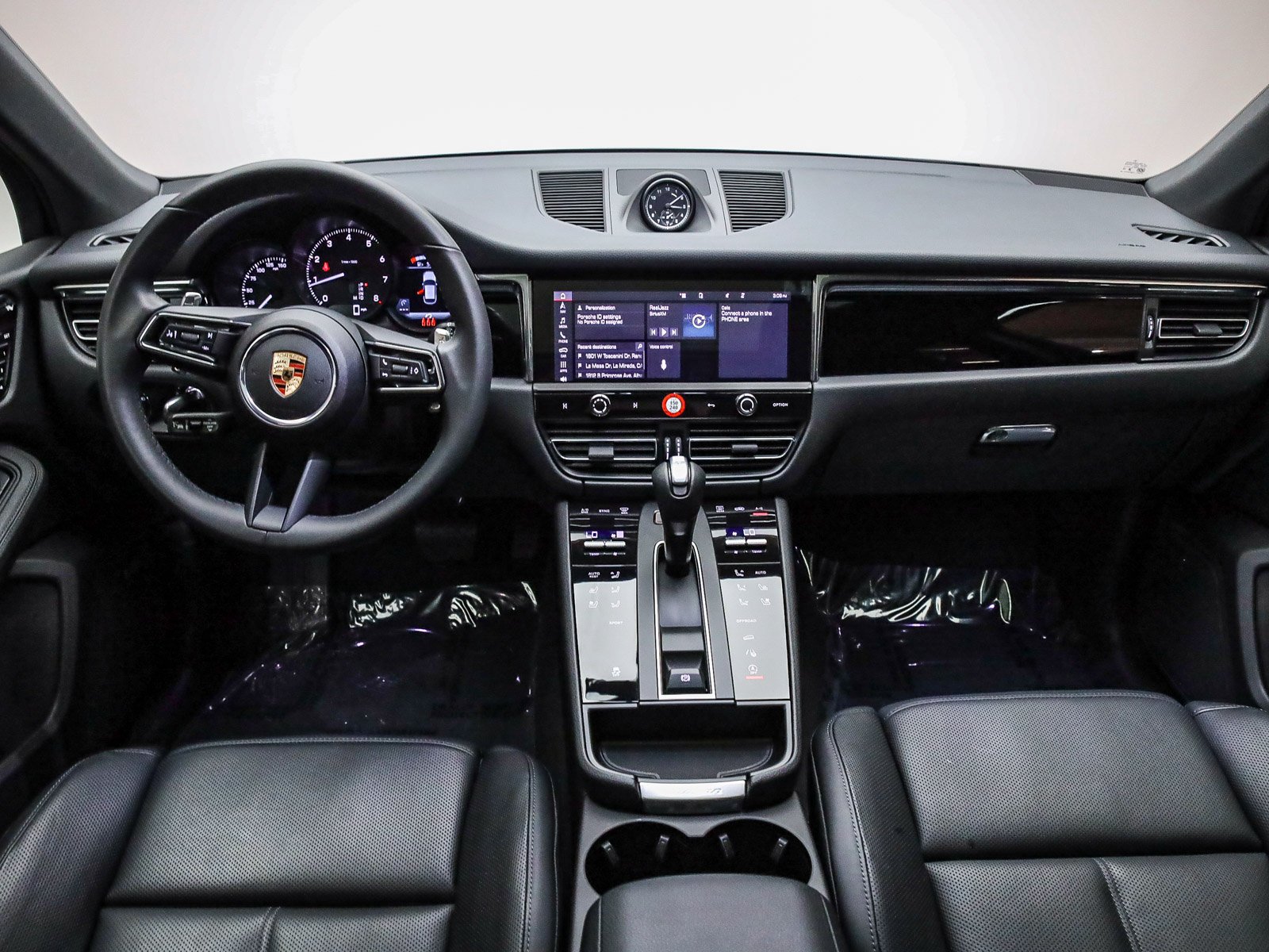 Certified 2025 Porsche Macan AWD/4WD image 11