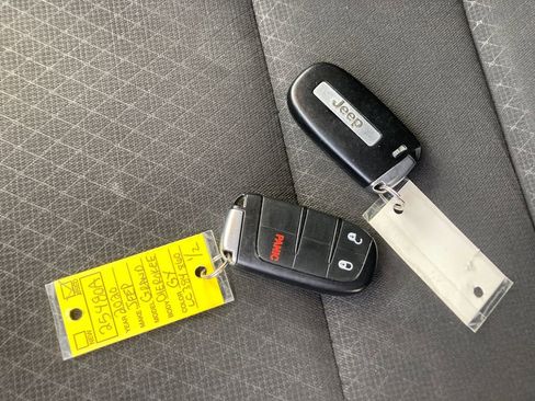 Used 2020 Jeep Grand Cherokee Laredo image 32