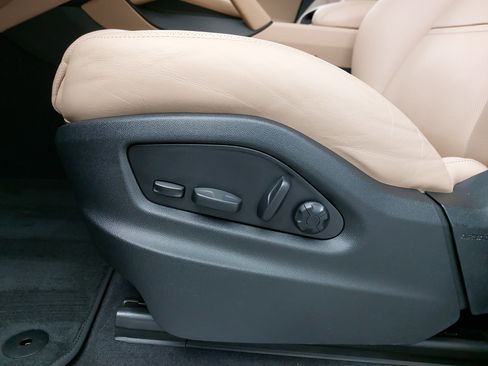 Used 2025 Porsche Cayenne image 31