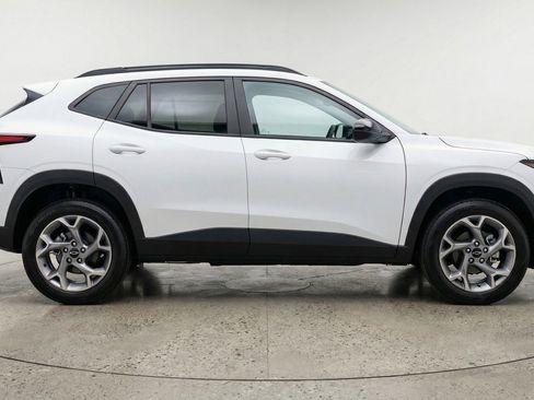 Used 2025 Chevrolet Trax LT FWD image 11