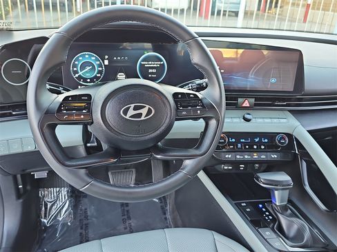Certified 2025 Hyundai Elantra Limited image 15