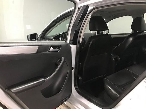 Used 2017 Volkswagen Jetta SE image 12