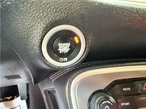 Used 2019 Dodge Challenger SXT image 33