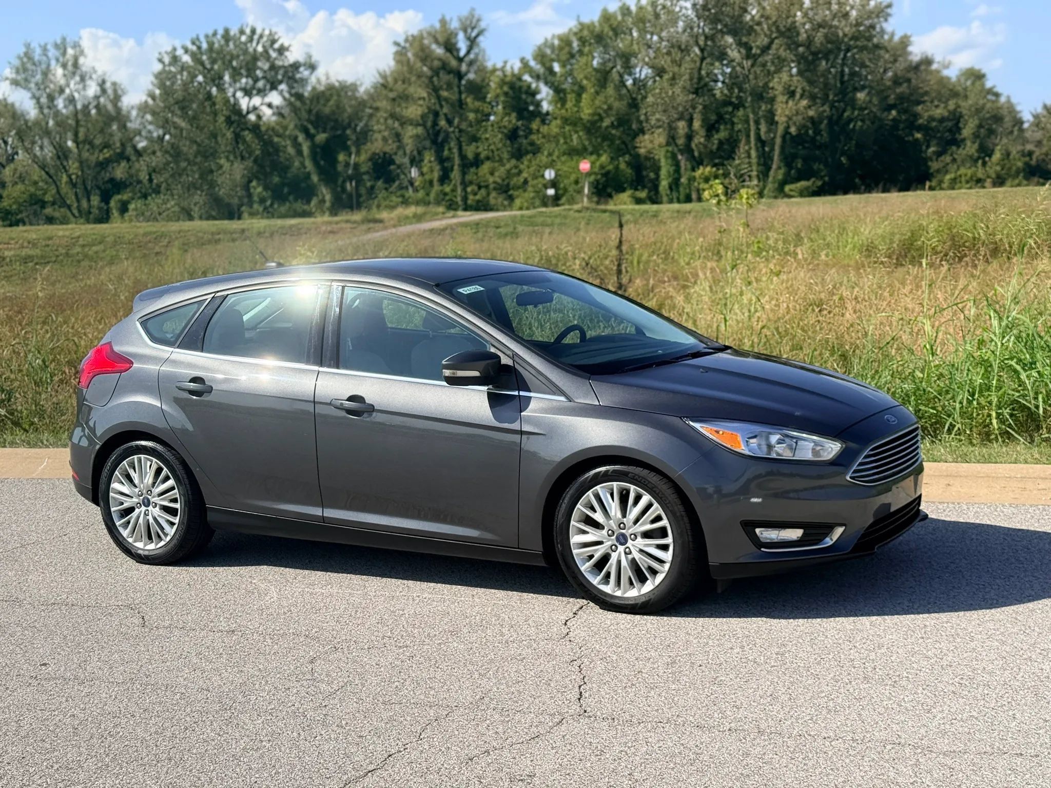 Used 2016 Ford Focus Titanium FWD image 39