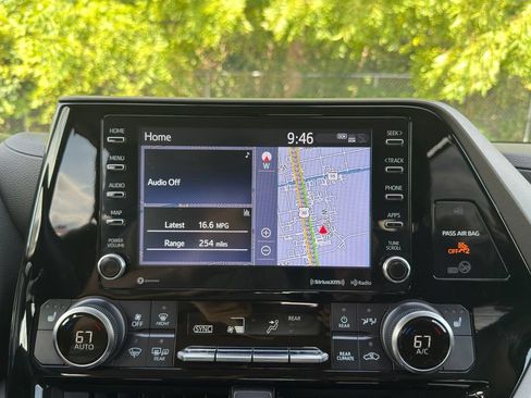 Used 2022 Toyota Highlander XLE AWD/4WD image 24