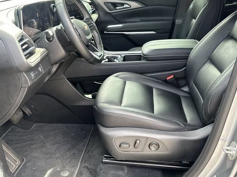 Used 2026 Chevrolet Traverse LT FWD image 9