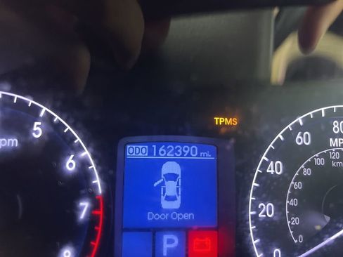 Used 2013 Hyundai Genesis 3.8 w/ Premium Pkg RWD image 13