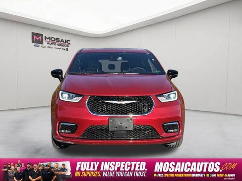 Used 2026 Chrysler Pacifica Limited FWD image 2