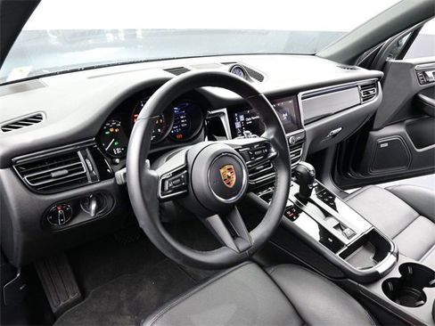 Used 2025 Porsche Macan image 4