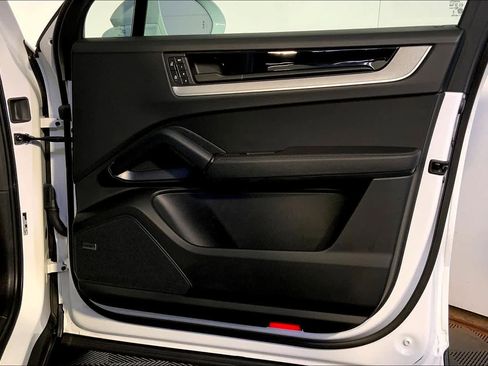 Used 2025 Porsche Cayenne image 26