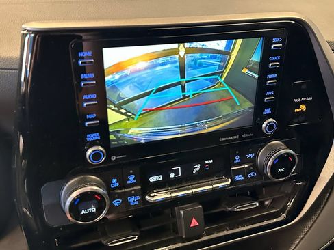 Used 2022 Toyota Highlander LE AWD/4WD image 14