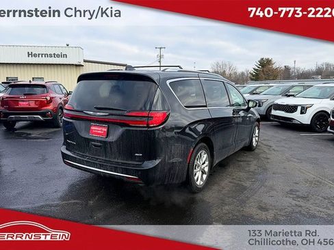 Used 2021 Chrysler Pacifica Touring-L image 30