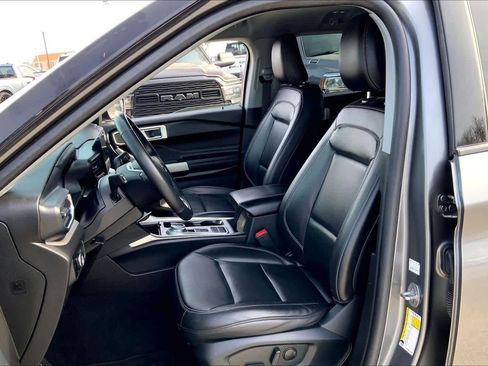 Used 2023 Ford Explorer XLT w/ Equipment Group 202A image 8
