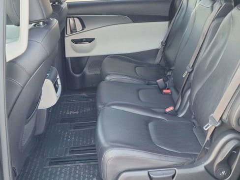 Used 2022 Kia Carnival LX image 13