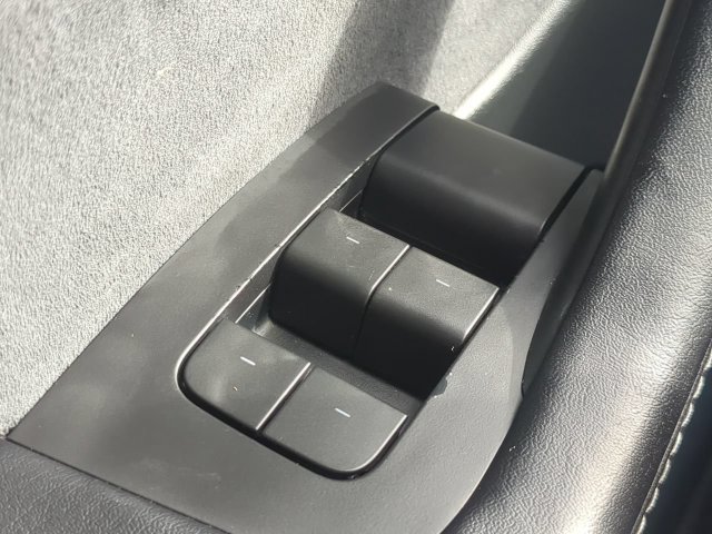 Used 2022 Tesla Model Y Long Range AWD/4WD image 23
