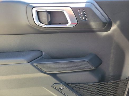 New 2025 Ford Bronco Badlands image 14