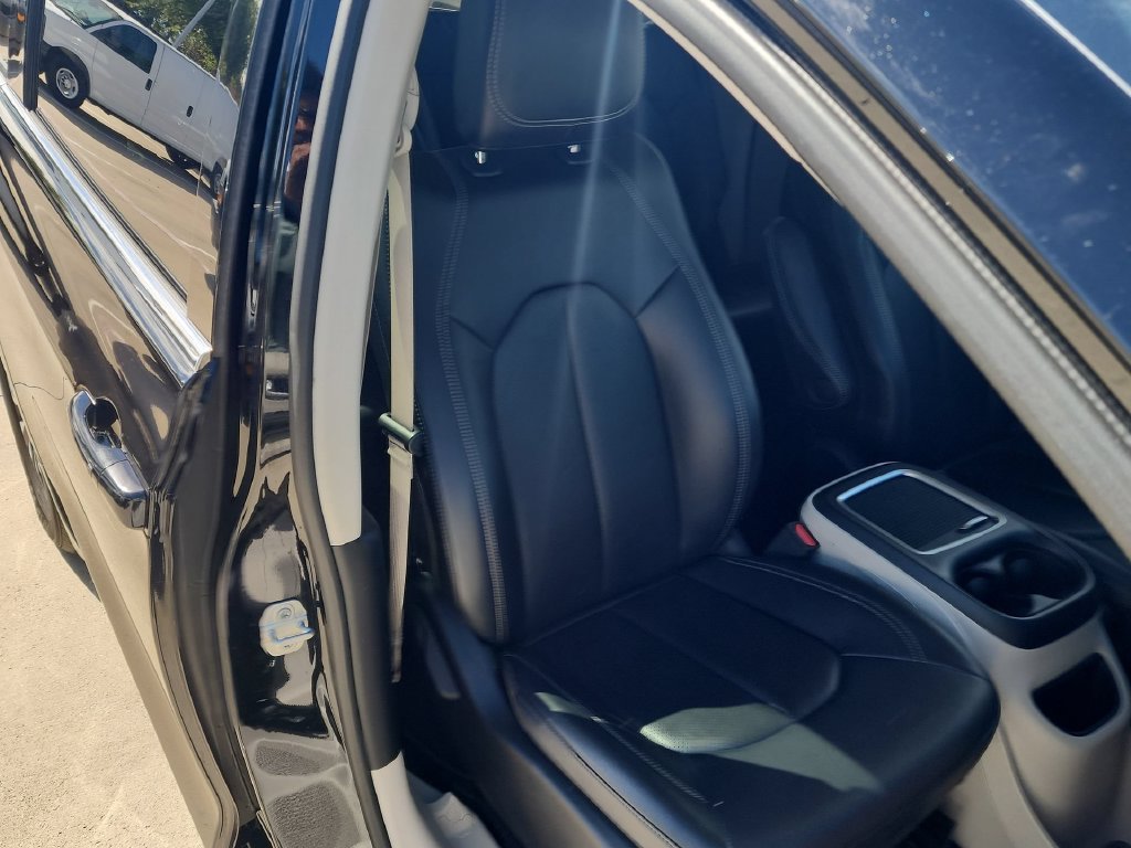 Used 2024 Chrysler Pacifica Limited FWD image 25