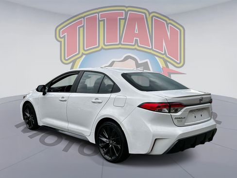 Used 2025 Toyota Corolla SE w/ SE Premium Package FWD image 3