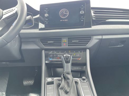 Used 2025 Volkswagen Jetta SE image 18