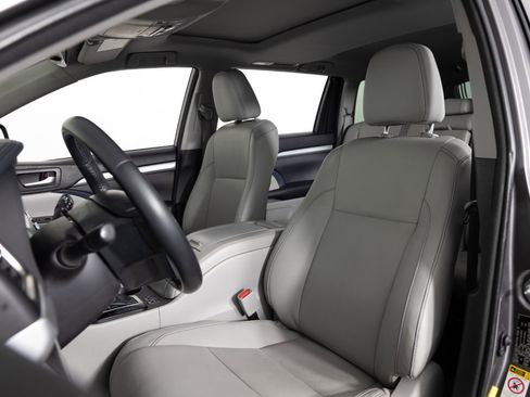 Used 2015 Toyota Highlander XLE image 16