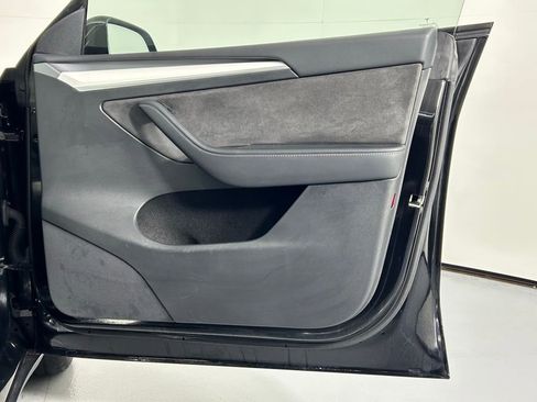 Used 2022 Tesla Model Y Long Range image 8