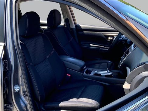Used 2017 Nissan Altima FWD image 9