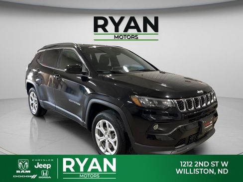 Used 2024 Jeep Compass Latitude AWD/4WD image 1