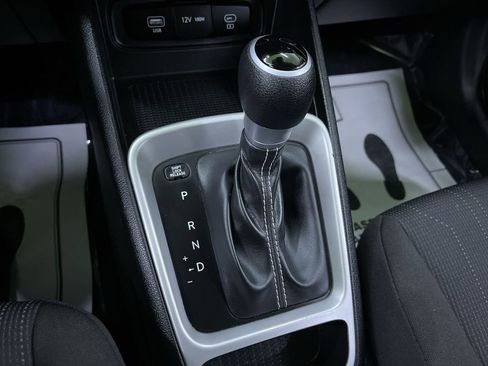 Used 2024 Hyundai Venue SE image 18