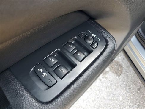 Used 2020 Volvo XC60 T5 Momentum image 21