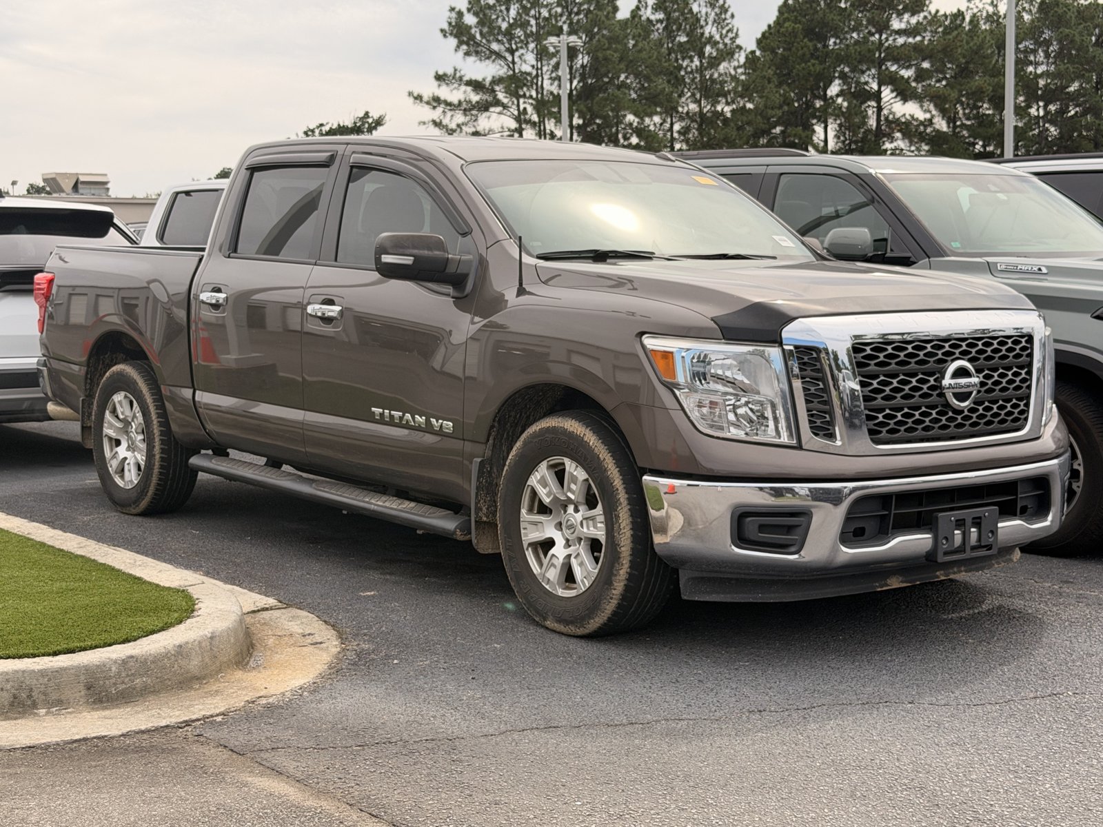 Used 2018 Nissan Titan SV RWD image 2