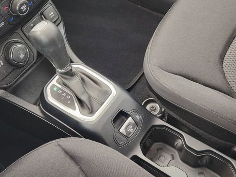 Used 2018 Jeep Renegade Altitude w/ UConnect 8.4 Nav Group image 18