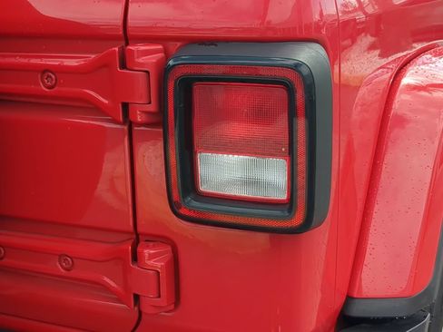 Used 2019 Jeep Wrangler Unlimited Sahara AWD/4WD image 8