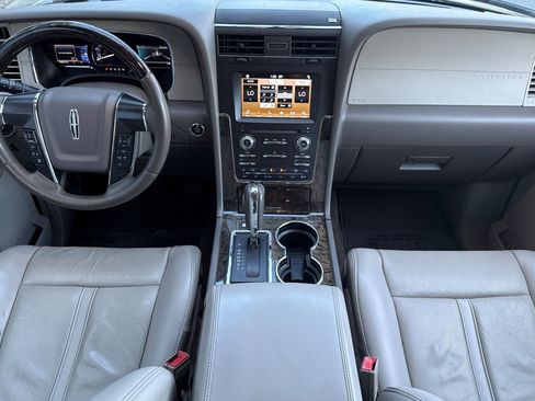 Used 2017 Lincoln Navigator Select image 17