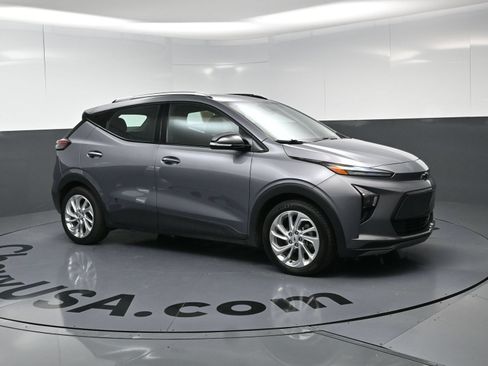 Used 2022 Chevrolet Bolt EUV LT w/ Driver Confidence Package FWD image 2