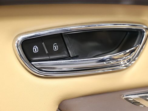 Used 2021 Bentley Bentayga image 11