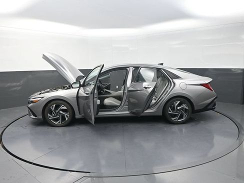 Used 2024 Hyundai Elantra Limited FWD image 42