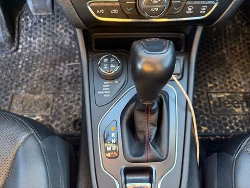 Used 2019 Jeep Cherokee Trailhawk image 15