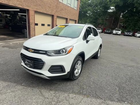 Used 2022 Chevrolet Trax LT w/ LT Convenience Package AWD/4WD image 3