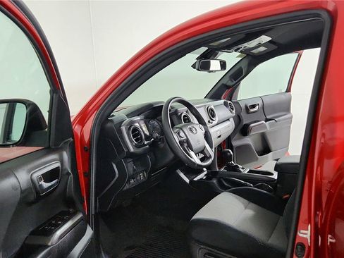 Used 2022 Toyota Tacoma TRD Off-Road AWD/4WD image 9