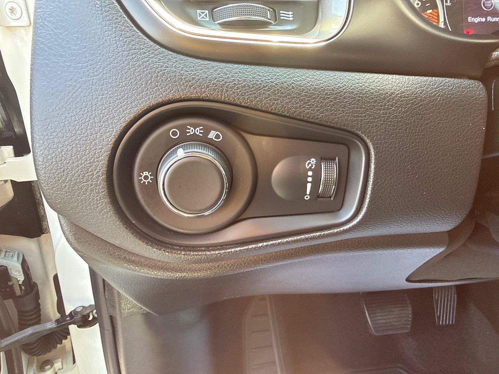 Used 2023 Jeep Renegade Latitude AWD/4WD image 12