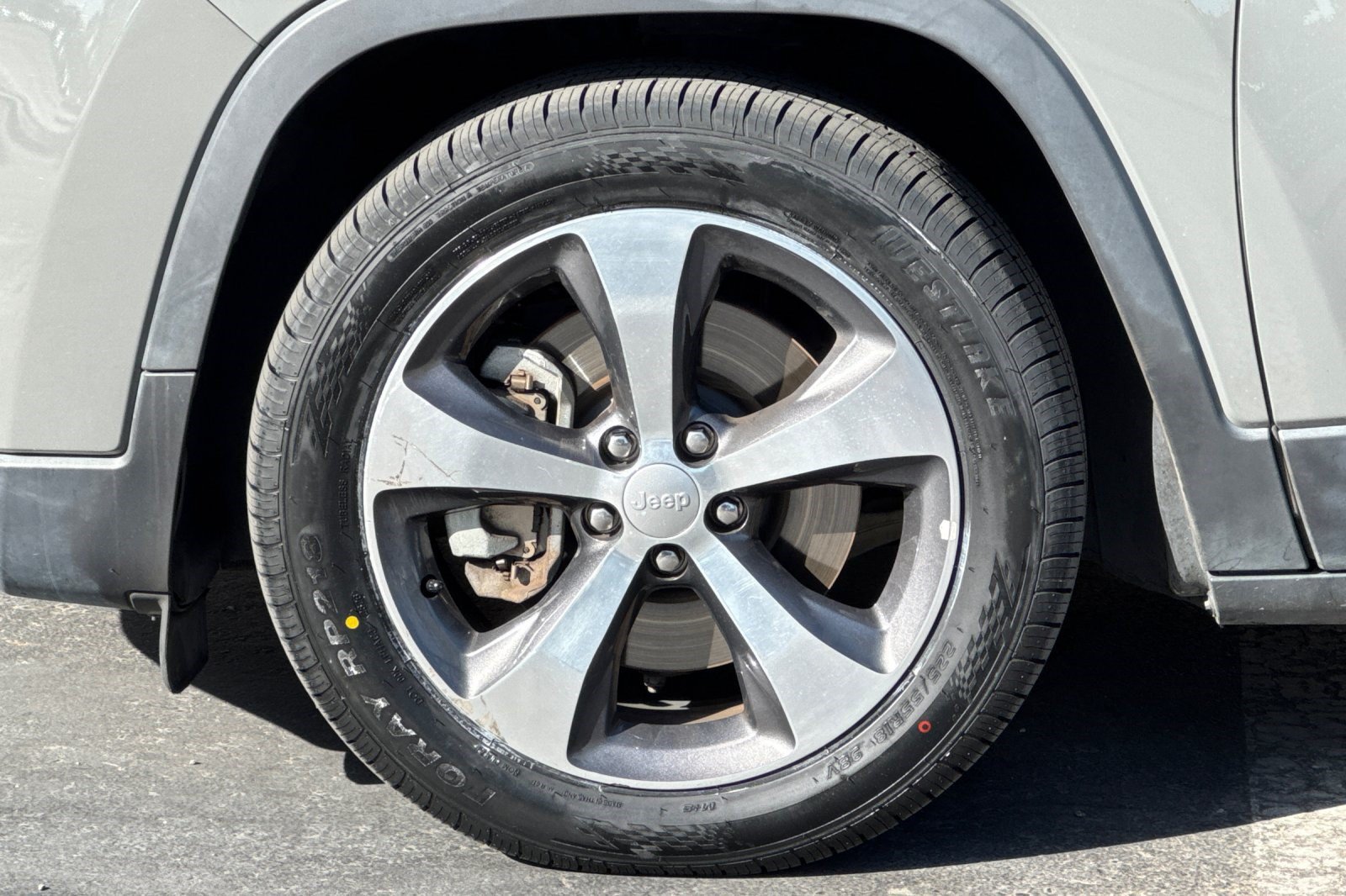 Used 2019 Jeep Cherokee Limited FWD image 38