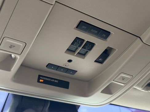 Used 2018 Chevrolet Silverado 1500 High Country image 25