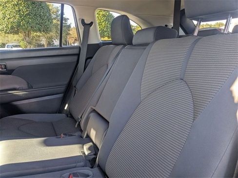 Used 2023 Toyota Highlander LE image 27