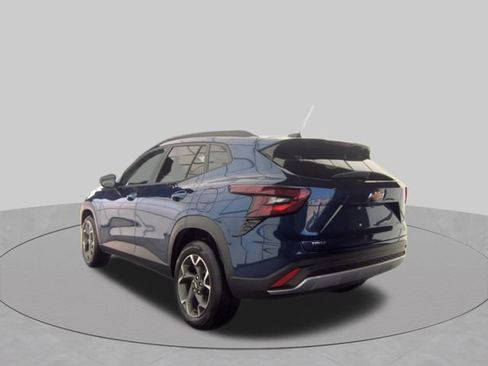 Used 2024 Chevrolet Trax LT w/ Driver Confidence Package FWD image 3